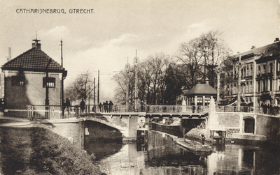 2120 Gezicht op de Stadsbuitengracht te Utrecht met de Catharijnebrug.